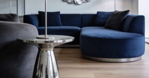 Jaki kolor pasuje do srebrnego? Elegancja srebra w aranżacji wnętrz
