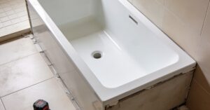 Wysokość wanny od podłogi: jak zamontować ją dla pełnego komfortu?