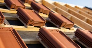 Ile dachówek na m2? Ile dachówki ceramicznej lub karpiówki kupić?